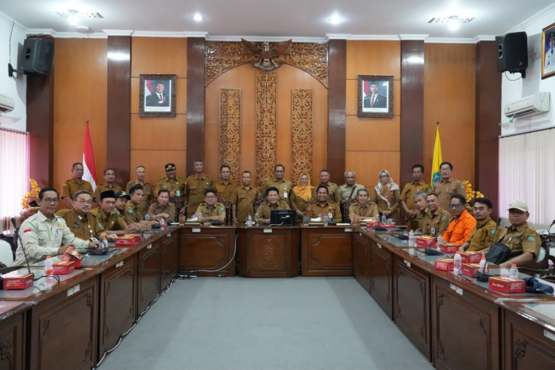 Bupati Subandi Minta Banjir, Jalan Rusak, hingga Sampah di Tulangan Ditangani 