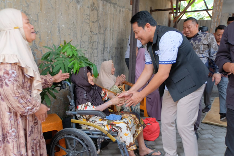 Bupati Subandi Salurkan Bantuan Perbaikan Dua Rumah dan Empat Kursi Roda